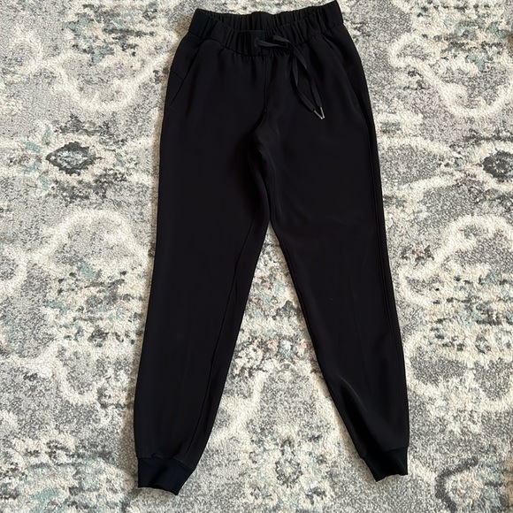 Lululemon On The Fly Jogger in Black - Picture 1 of 8